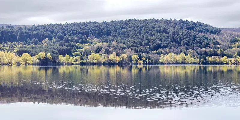 entorno sierra de la rioja pantano