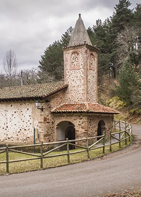 entorno sierra de la rioja iglesia pueblo 1